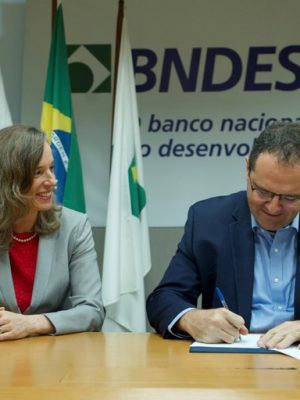O Banco Nacional de Desenvolvimento Econômico e Social (BNDES) e o Banco Interamericano de Desenvolvimento (BID) assinaram, nesta sexta-feira, 24, Carta Convênio para estruturar projetos de parcerias entre estados e iniciativa privada que fortaleçam a bioeconomia da Amazônia, priorizando o manejo sustentável e a restauração de florestas públicas estaduais.