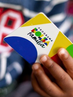 A Caixa Econômica Federal paga nesta segunda-feira (27) a parcela de janeiro do novo Bolsa Família aos beneficiários com Número de Inscrição Social (NIS) de final 6. O valor mínimo corresponde a R$ 600, mas com o novo adicional o valor médio do benefício sobe para R$ 673,62. Segundo o Ministério do Desenvolvimento e Assistência Social, neste mês o programa de transferência de renda do Governo Federal alcançará 20,48 milhões de famílias, com gasto de R$ 13,8 bilhões. Além do benefício mínimo, há o pagamento de três adicionais. O Benefício Variável Familiar Nutriz paga seis parcelas de R$ 50 a mães de bebês de até seis meses de idade, para garantir a alimentação da criança. O Bolsa Família também paga um acréscimo de R$ 50 a famílias com gestantes e filhos de 7 a 18 anos e outro, de R$ 150, a famílias com crianças de até 6 anos. No modelo tradicional do Bolsa Família, o pagamento ocorre nos últimos dez dias úteis de cada mês. O beneficiário poderá consultar informações sobre as datas de pagamento, o valor do benefício e a composição das parcelas no aplicativo Caixa Tem, usado para acompanhar as contas poupança digitais do banco. Moradores do Rio Grande do Sul, afetados pelas enchentes do ano passado, e de mais cinco estados (Amazonas, Piauí, Rondônia, São Paulo e Sergipe) receberam o pagamento do Bolsa Família de forma unificada no último dia 20, independentemente do número do NIS.