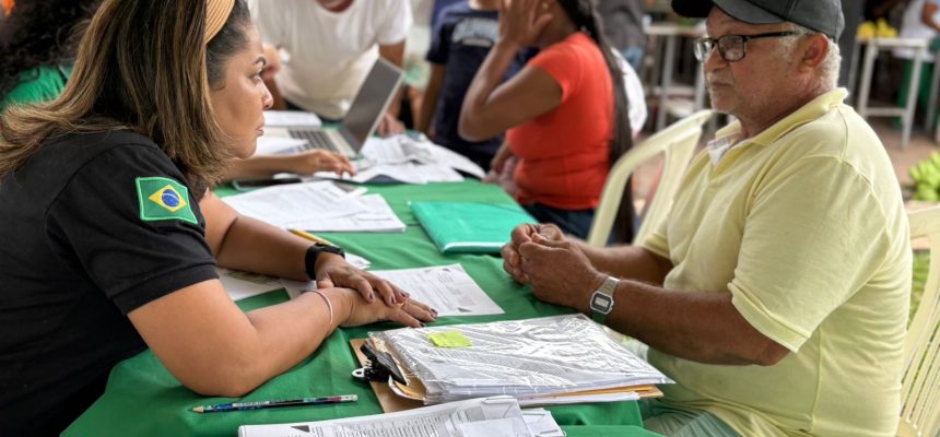 O Governo do Estado, por meio da Agência de Desenvolvimento Sustentável do Amazonas (ADS), realizou, neste sábado (17/05), ação para fomentar a economia e apoiar a produção rural em Presidente Figueiredo (a 117 quilômetros de Manaus). No município, foram investidos cerca de R$ 140 mil, com a entrega de 33 aeradores a piscicultores e formalização de assinaturas de contratos do Programa de Regionalização da Merenda Escolar (Preme), desenvolvido pelo órgão.