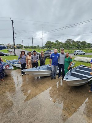 Onze pescadores artesanais da Vila de Balbina, distrito de Presidente Figueiredo (a 117 quilômetro de Manaus), foram atendidos com R$ 297 mil em crédito rural. O recurso foi entregue, nesta sexta-feira (04), pelo Governo do Amazonas, por meio do Instituto de Desenvolvimento Agropecuário e Florestal Sustentável do Estado do Amazonas (Idam) e Agência de Fomento do Estado do Amazonas (Afeam).