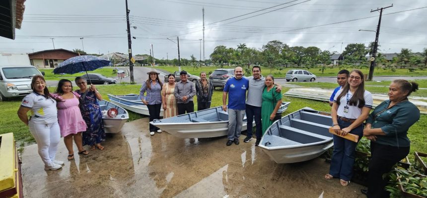 Onze pescadores artesanais da Vila de Balbina, distrito de Presidente Figueiredo (a 117 quilômetro de Manaus), foram atendidos com R$ 297 mil em crédito rural. O recurso foi entregue, nesta sexta-feira (04), pelo Governo do Amazonas, por meio do Instituto de Desenvolvimento Agropecuário e Florestal Sustentável do Estado do Amazonas (Idam) e Agência de Fomento do Estado do Amazonas (Afeam).