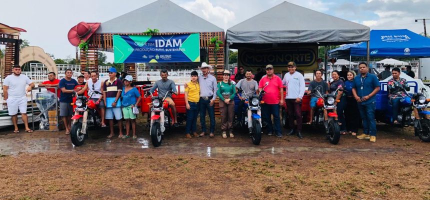 Em Coari e Codajás (respectivamente, a 363 e 240 quilômetros de Manaus), pescadores artesanais locais receberam mais de R$ 1,7 milhão em crédito rural. O fomento foi entregue pelo Governo do Amazonas durante ação nos municípios, no sábado (02), quando também foram entregues a agricultores familiares 154 documentos rurais.