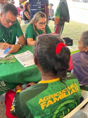 O Governo do Amazonas, por meio da Secretaria de Estado de Produção Rural (Sepror) e da Agência de Desenvolvimento Sustentável do Amazonas (ADS), realizou, no último sábado (06), ação para fortalecer a economia e apoiar a produção rural em Presidente Figueiredo (a 117 quilômetros de Manaus). No município, foram entregues aeradores para piscicultores locais, feitos cadastramentos para o Programa +Crédito Amazonas Feirantes e para o beneficiamento de sacos de rafias, além da entrega de mudas de café para produtores rurais.