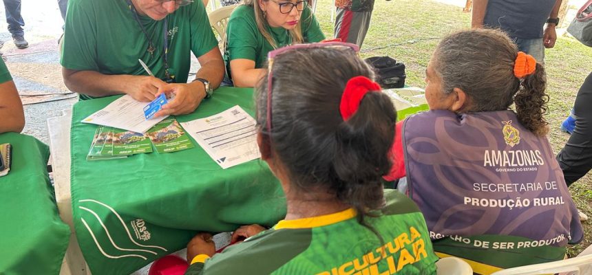 O Governo do Amazonas, por meio da Secretaria de Estado de Produção Rural (Sepror) e da Agência de Desenvolvimento Sustentável do Amazonas (ADS), realizou, no último sábado (06), ação para fortalecer a economia e apoiar a produção rural em Presidente Figueiredo (a 117 quilômetros de Manaus). No município, foram entregues aeradores para piscicultores locais, feitos cadastramentos para o Programa +Crédito Amazonas Feirantes e para o beneficiamento de sacos de rafias, além da entrega de mudas de café para produtores rurais.
