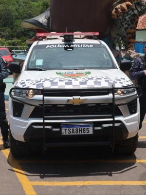 O governador Wilson Lima fortaleceu, na segunda-feira (22), a segurança do município de Presidente Figueiredo (a 117 quilômetros de Manaus) com a entrega de quatro novas viaturas. Durante a agenda no município, o governador também anunciou investimentos para o setor primário que somam mais R$ 780 mil.